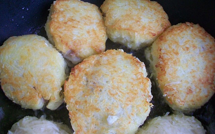 Картофельные драники с мясом под грибным соусом: фото к шагу 14.