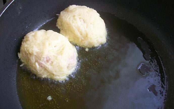 Картофельные драники с мясом под грибным соусом: фото к шагу 13.