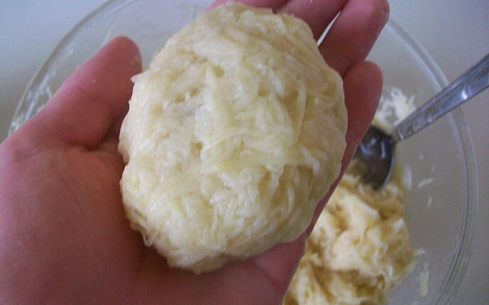 Картофельные драники с мясом под грибным соусом: фото к шагу 12.
