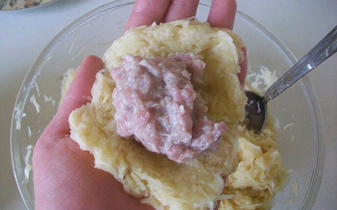 Картофельные драники с мясом под грибным соусом: фото к шагу 11.