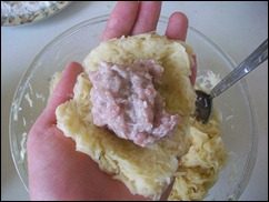 Картофельные драники с мясом под грибным соусом. Колдуны с мясом под соусом из сметаны и грибов. Деруны с мясом: фото к шагу 11.