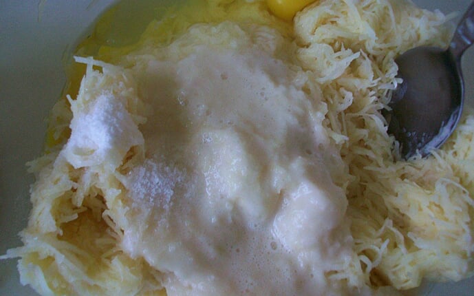 Картофельные драники с мясом под грибным соусом: фото к шагу 8.