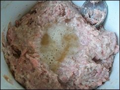 Картофельные драники с мясом под грибным соусом. Колдуны с мясом под соусом из сметаны и грибов. Деруны с мясом: фото к шагу 6.