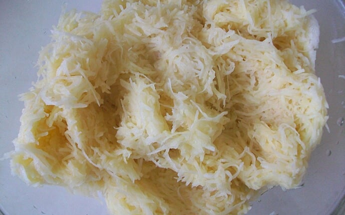 Картофельные драники с мясом под грибным соусом: фото к шагу 5.