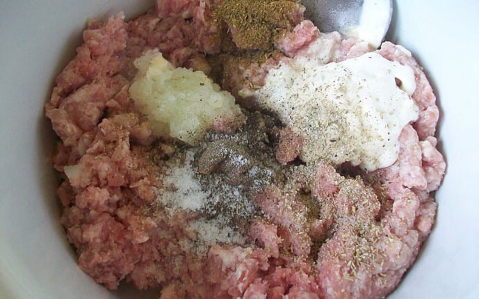 Картофельные драники с мясом под грибным соусом: фото к шагу 2.