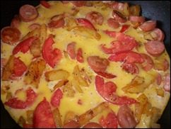 Омлет с сосисками, картошкой, помидорами и сыром: фото к шагу 13.