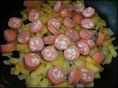 Омлет с сосисками, картошкой, помидорами и сыром: фото к шагу 10.