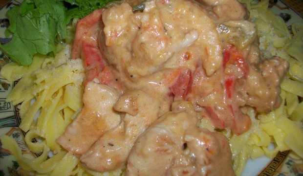 Индейка с овощами тушенная в сметане