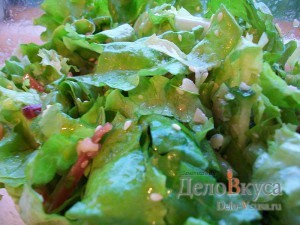 Зеленый салат с сыром и вяленым мясом