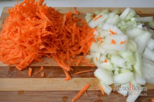 Голубцы: Лук мелко порезать, а морковку натереть на терке