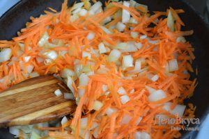 Голубцы: Обжарить морковку и лук на растительном масле