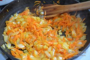 Голубцы: Обжариваем морковку с луком до прозрачности
