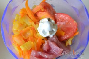 Голубцы: В блендер кладем лук и морковку, свинину и помидоры