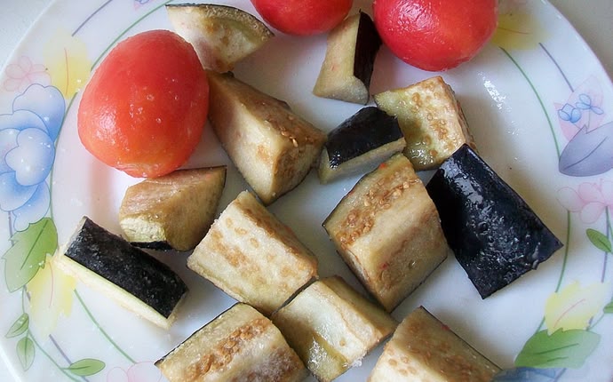 Курица с баклажанами и картошкой в духовке: фото к шагу 8.