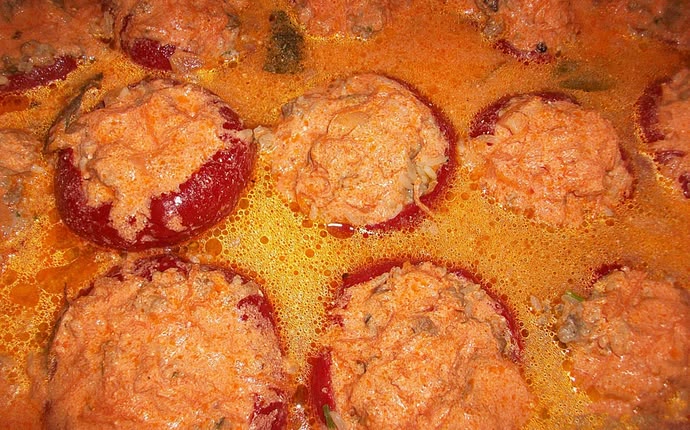 Фаршированные перцы залитые томатным соусом