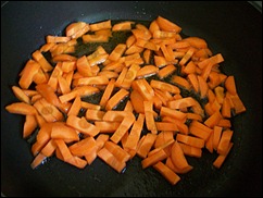 На разогретую с маслом сковородку выкладываем морковь