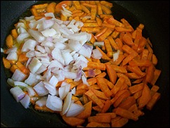 Когда морковь немного обжариться, добавляем лук