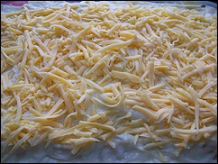 Макаронная запеканка пастицио: Наливаем соус и посыпаем все сыром