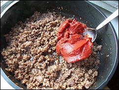 Макаронная запеканка пастицио: Добавляем томатную пасту