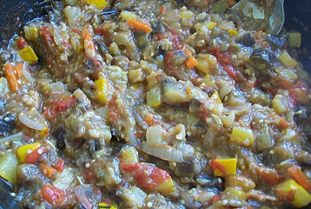 Готовое овощное рагу с баклажанами и кабачками