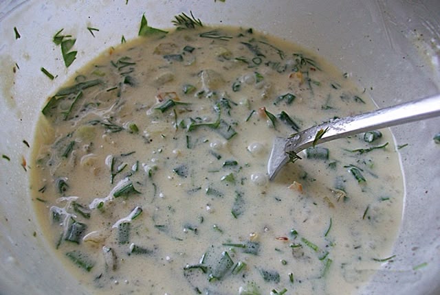 Соус из сметаны, лука, чеснока и зелени: фото к шагу 6. Соус из сметаны, лука, чеснока и зелени: фото к шагу 6.