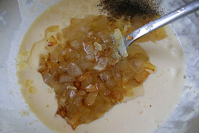 Соус из сметаны, лука, чеснока и зелени: фото к шагу 4. Соус из сметаны, лука, чеснока и зелени: фото к шагу 4.