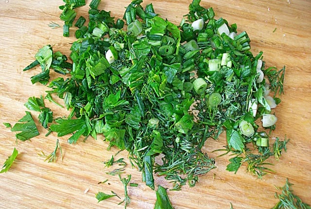 Соус из сметаны, лука, чеснока и зелени: фото к шагу 3. Соус из сметаны, лука, чеснока и зелени: фото к шагу 3.