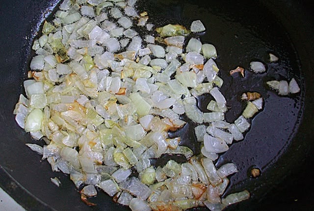 Соус из сметаны, лука, чеснока и зелени: фото к шагу 2. Соус из сметаны, лука, чеснока и зелени: фото к шагу 2.