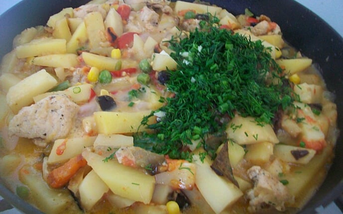 Картошка тушеная с индейкой и овощами: фото к шагу 16.