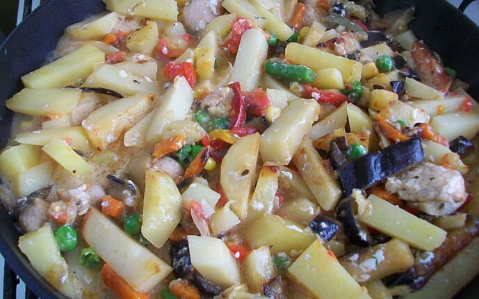 Картошка тушеная с индейкой и овощами: фото к шагу 15.