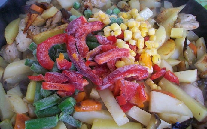 Картошка тушеная с индейкой и овощами: фото к шагу 13.