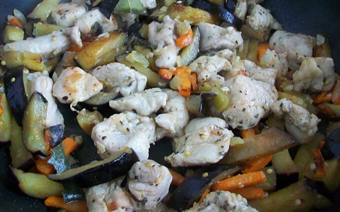 Картошка тушеная с индейкой и овощами: фото к шагу 11.