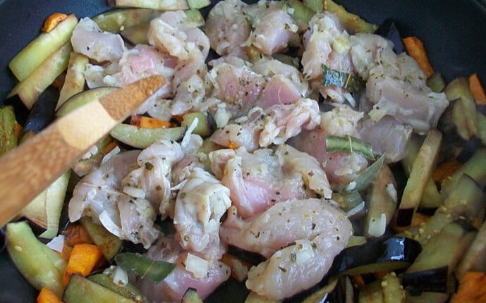 Картошка тушеная с индейкой и овощами: фото к шагу 10.