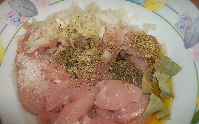 Картошка тушеная с индейкой и овощами: фото к шагу 1.