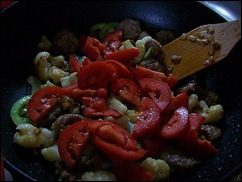 Паста с соусом из сальсичи и овощей: фото к шагу 9.