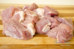 Тушеное мясо: Свинину порезать