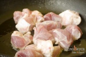 Тушеное мясо: Свинину порезать
