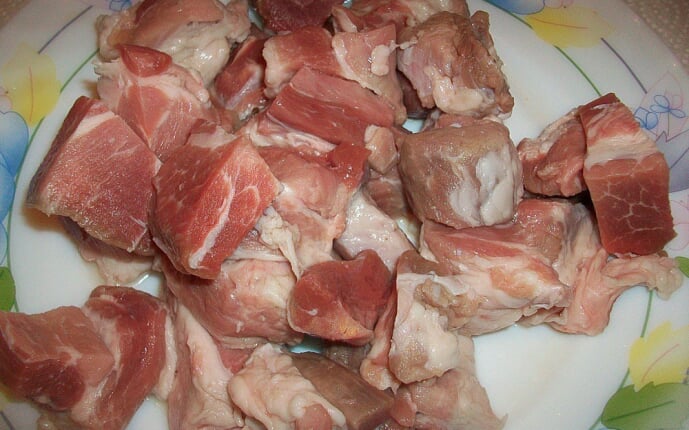 Мясо тушеное в сметане с овощами: фото к шагу 1.
