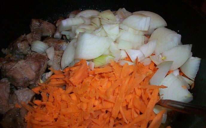 Мясо тушеное в сметане с овощами: фото к шагу 5.