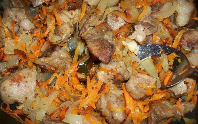 Мясо тушеное в сметане с овощами: фото к шагу 6.