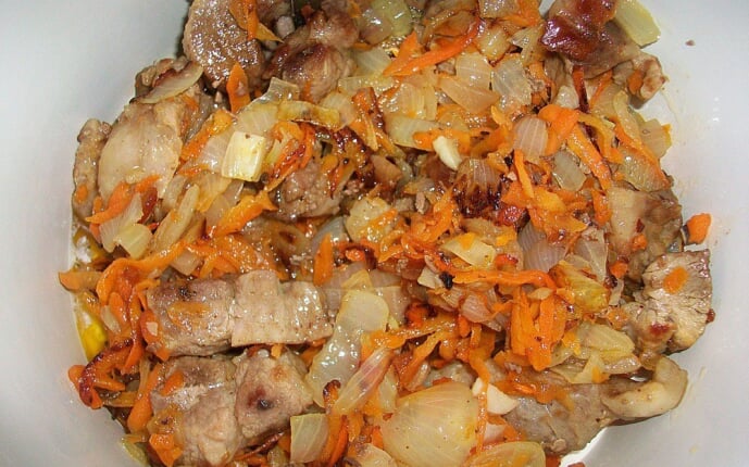 Мясо тушеное в сметане с овощами: фото к шагу 8.