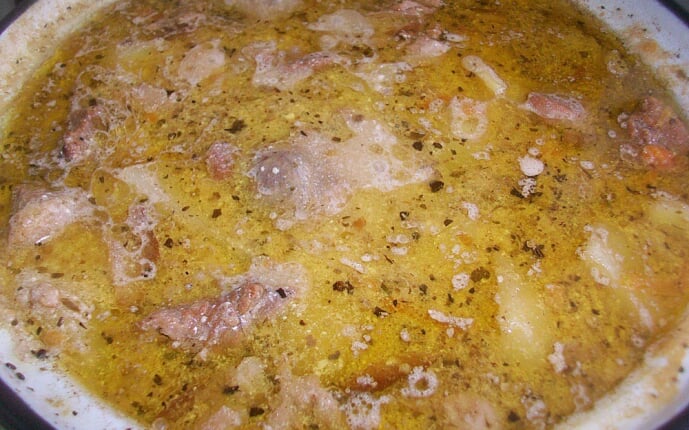 Картошка тушеная с мясом со сметаной: фото к шагу 14.