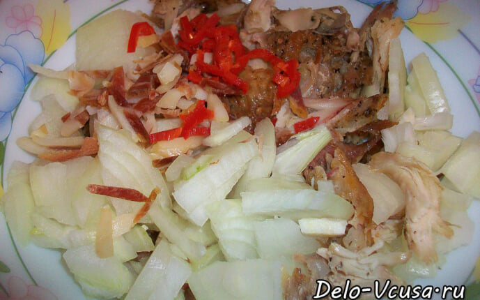 Острая картофельная запеканка с курицей, сосисками и перцем чили: фото к шагу 3.
