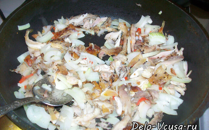 Острая картофельная запеканка с курицей, сосисками и перцем чили: фото к шагу 4.