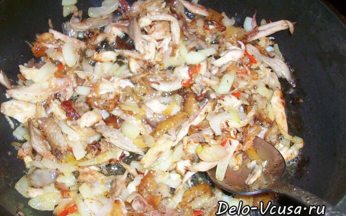 Острая картофельная запеканка с курицей, сосисками и перцем чили: фото к шагу 5.