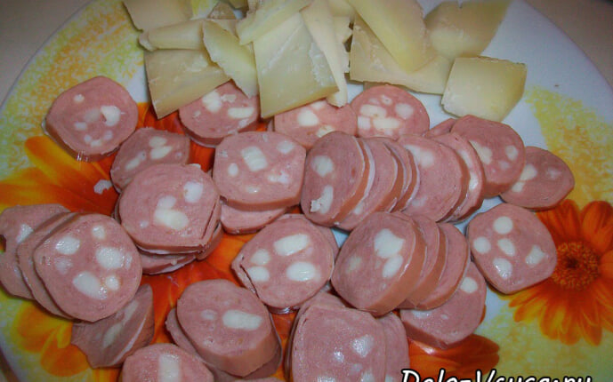 Острая картофельная запеканка с курицей, сосисками и перцем чили: фото к шагу 8.