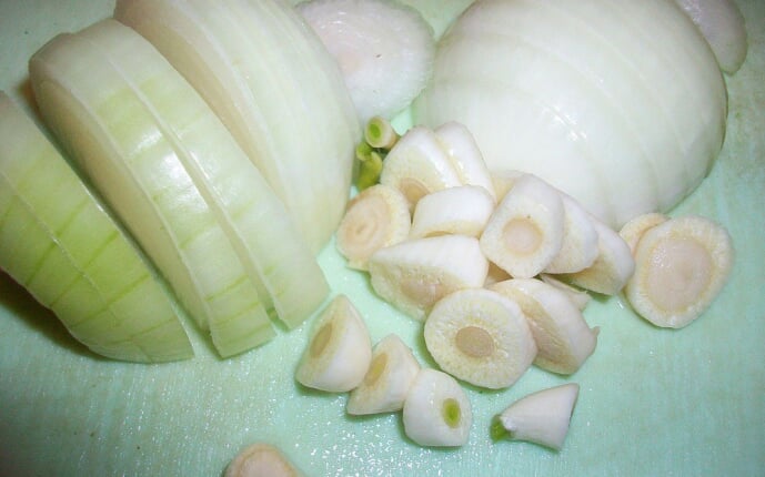 Запеченное бедро индейки в лимонно-луковом маринаде: фото к шагу 2. Запеченное бедро индейки в лимонно-луковом маринаде: фото к шагу 2.