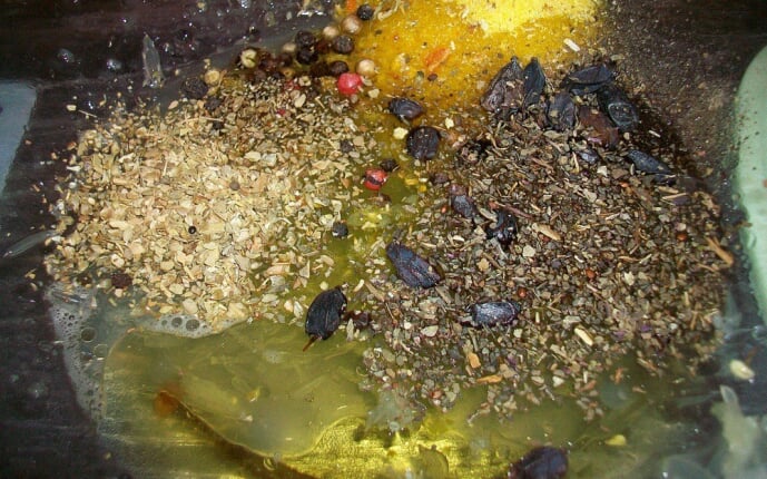 Запеченное бедро индейки в лимонно-луковом маринаде: фото к шагу 3. Запеченное бедро индейки в лимонно-луковом маринаде: фото к шагу 3.