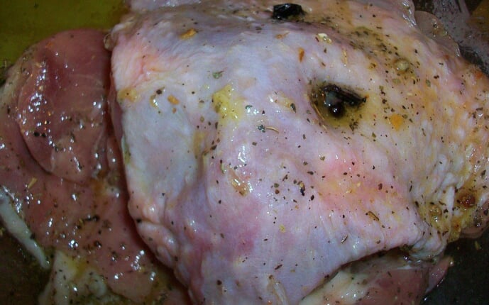 Запеченное бедро индейки в лимонно-луковом маринаде: фото к шагу 5. Запеченное бедро индейки в лимонно-луковом маринаде: фото к шагу 5.