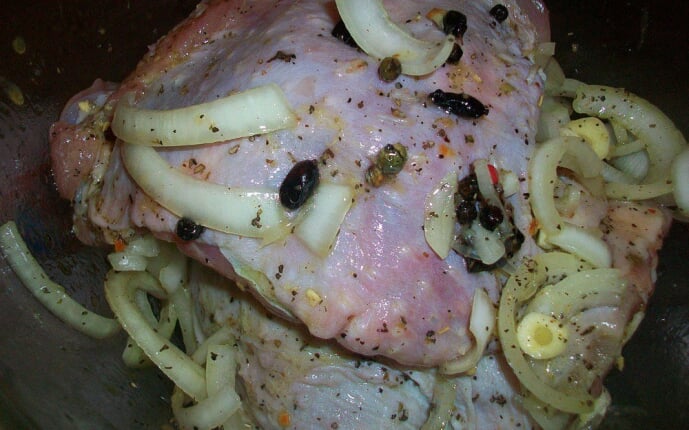 Запеченное бедро индейки в лимонно-луковом маринаде: фото к шагу 6. Запеченное бедро индейки в лимонно-луковом маринаде: фото к шагу 6.